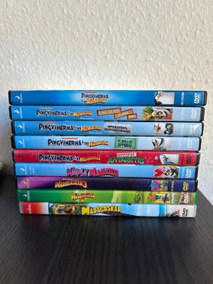 Madagaskar film paket - Ett paket med 10 DVD-filmer. Innehåller filmerna Madagaskar, Madagaskar 2, Madagaskar 3, Madly Madagaskar, Pingvinerna från Madagaskar: På omöjligt uppdrag, Pingvinerna från Madagaskar: Operation Pingvinpatrullen, Pingvinerna från Madagaskar: Kung Juliens glada dag, Pingvinerna från Madagaskar: Uppdrag Antarktis, Pingvinerna från Madagaskar: Pingvinerna rycker ut!, och Pingvinerna från Madagaskar: Pingvinerna tar över.  Alla finns på språk: Svenska   Den sista filmen är fortfarande inplastad!  