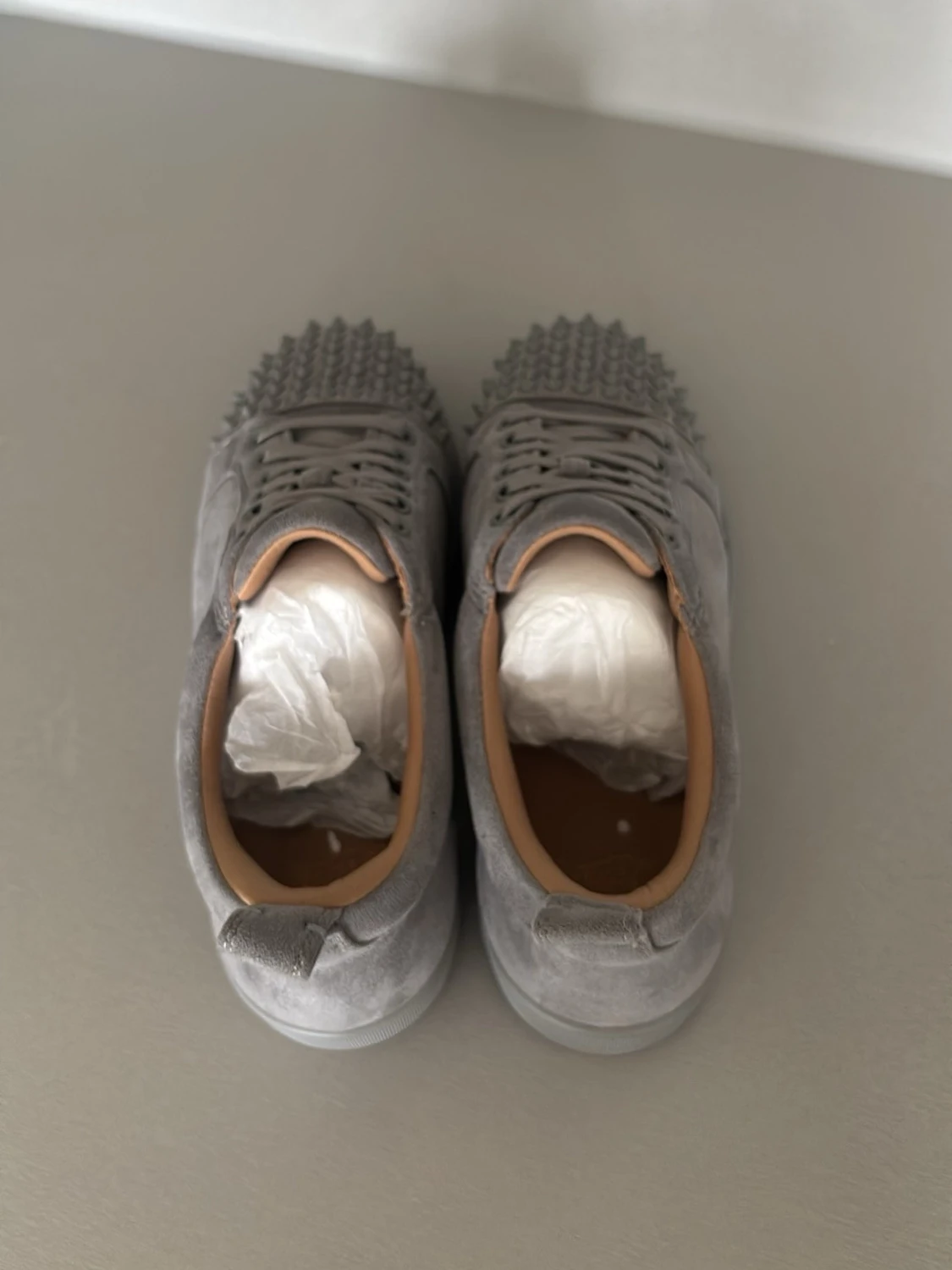Gråa Louboutin skor med nitar - 1