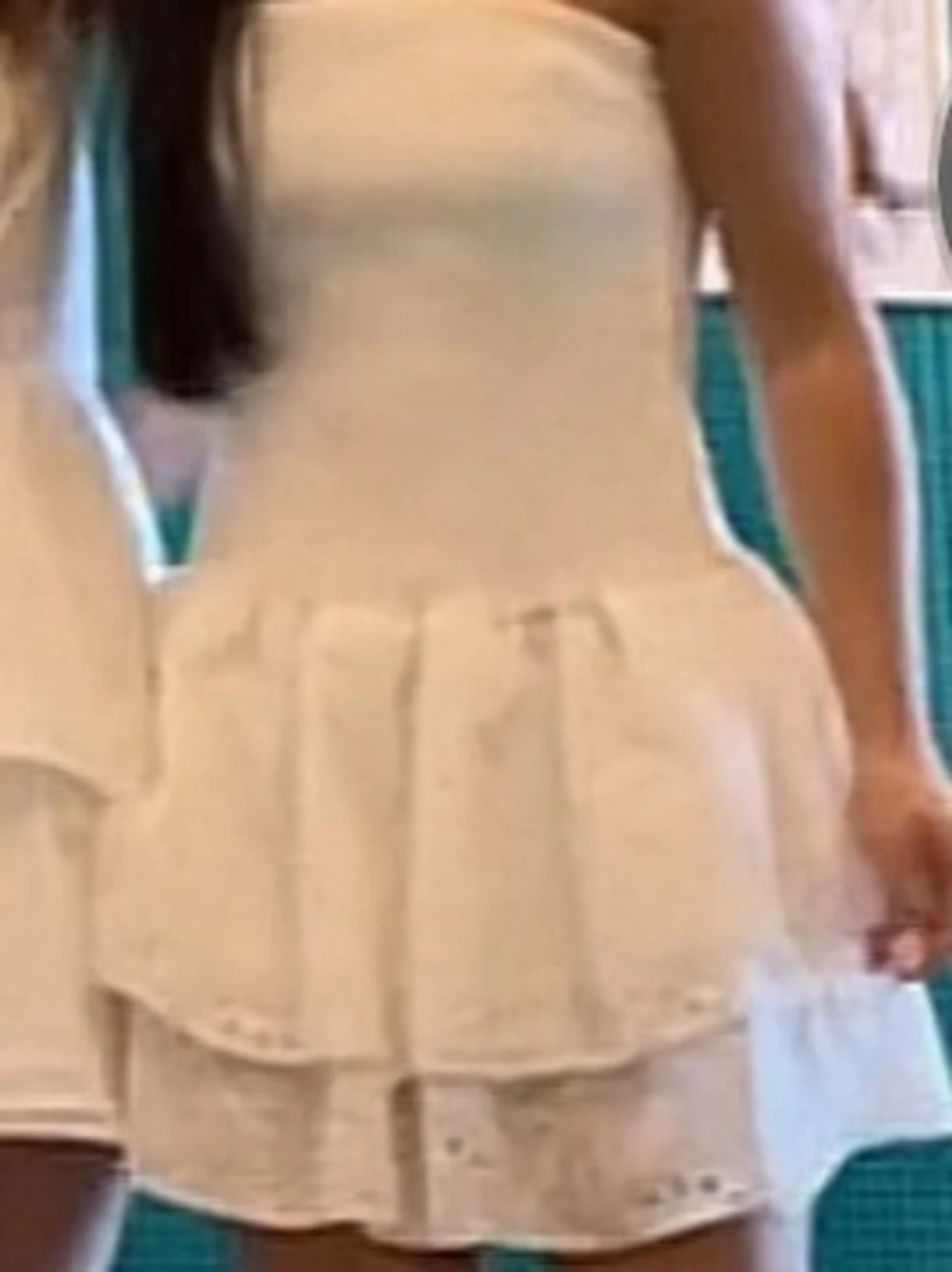 Vit axelbandslös volangklänning