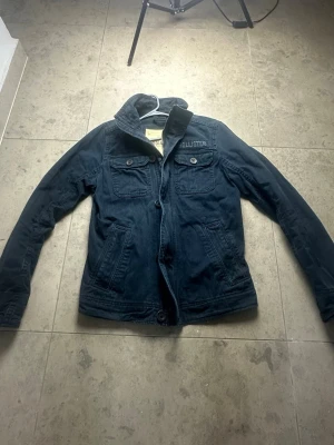Vintage Hollister feild jacket  - Säljer denna sjukt feta vintage jackan som är sällsynt! Modell är 182. Tveka inte på att ställa frågor 