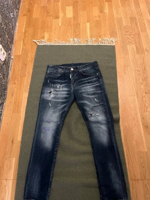 Dsquared jeans sällsynta - Unik design med den gröna paychen vid gylfen. Bild med jeansen på sista bilden. Storlek 48, säljer då jeansen inte passa mig alls. Modellen på bilden är ca 189 och väger 80 kg