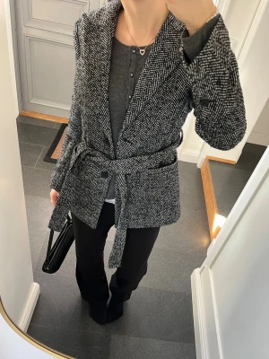 Grå vårkappa - Grå jacka med knytning från STOCKH LM i storlek XS. Fint skick! Jag är 172 för referens.