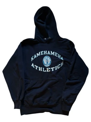 Marinblå champion hoodie - Svart hoodie från champion Athletic Apparel. Klassisk känguruficka framtill och ribbade muddar vid ärmar och nederkant. Tillverkad i USA, perfekt för en sportig och avslappnad stil.