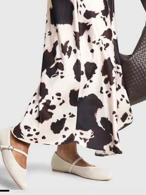 Vita ballerinaskor med rem - Helt nya stilrena vita ballerinaskor med en smal rem och silverfärgat spänne i mockastuck💕