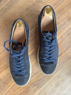 Myrqvist - Mörkblå mockasneakers med ljusa sulor - Snygga mörkblå sneakers i mocka med matchande blå skosnören och ljusa gummisulor. Klassisk låg modell som passar till det mesta. Skorna har en stilren design utan synligt märke och är perfekta för dig som gillar en clean look. Passar man som har storlek 44-45