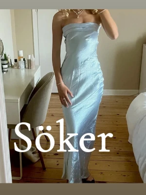 Ljusblå axelbandslös maxiklänning - Söker denna klänning från Lucy in the sky i XS!!💙