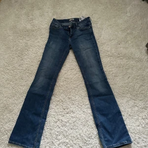 Blå bootcut jeans  - Blå jeans i bra skick. Kan användas till allt, perfekta! Pris kan diskuteras 