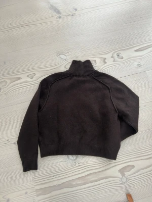 Brun polotröja från HM🤎🤎 - Säljer en jättefin brun stickad polotröja från HM. Fint skick, aldrig använd av mig. 🤎🤎