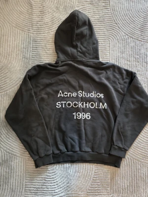 Acne Studios hoodie - Acne studios hoodie i storleken S. Helt ny aldrig använd. Meddela gärna om du är intresserad av tröjan. 