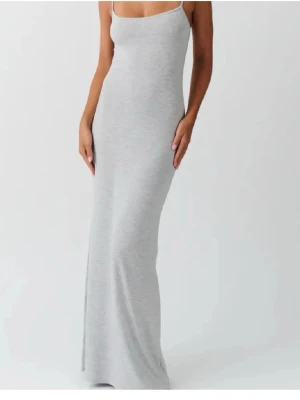 Ljusgrå långklänning Gina  - Nästan helt ny, använd 1 gång 