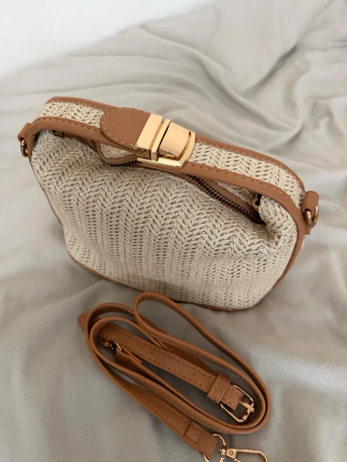 Beige stickad handväska med läderdetaljer