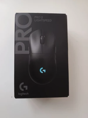 Logitech PRO 2 LIGHTSPEED mus - Trådlös gamingmus från Logitech, modell PRO 2 LIGHTSPEED. Svart design med belyst logotyp och ergonomisk form. Perfekt för gaming och e-sport, levereras i originalförpackning.