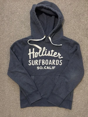 Vintage Hollister Hoodie - Vintage och sällsynt Mörkblå Hoodie från Hollister  | Storlek S | Går ner i pris vid snabbt köp! | Är 175, väger 68kg | Längd ≈65cm, Bredd armhåla - armhåla ≈52cm |Hör av vid ytterligare frågor!!!