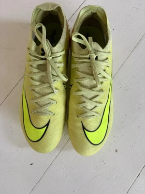  Nike Air Zoom Mercurial Vapor fotbollsskor - Säljer ett par grymma Nike Air Zoom Mercurial Vapor fotbollsskor för konstgräs i grön/neon/orange färg. Skorna har snörning, låg profil och är tillverkade i ett lätt syntetmaterial för bästa bollkontroll och speed på planen. Perfekta för dig som vill sticka ut på matchen! Använda en månad.