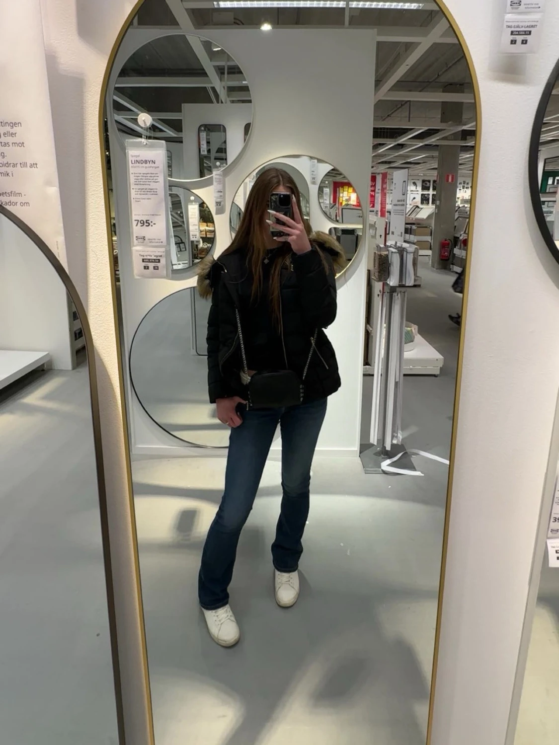 Svart pufferjacka med fuskpäls - 1