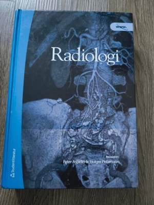 Radiologi kursbok - Boken är hel, ren och nära nyskick. Omslaget kan vara lätt nött, men insidan är helt fri från anteckningar, vikta hörn och andra markeringar.