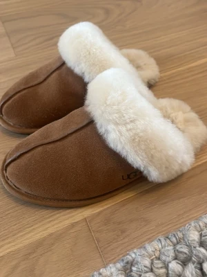 Bruna fårskinnstofflor från UGGS💞💞 - Äkta UGG tofflor😆 Oandvända, köpt för 1100kr💞