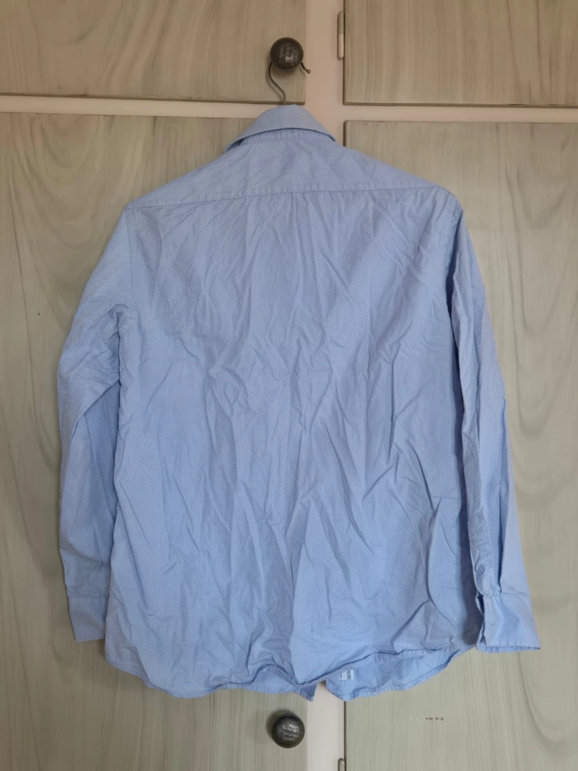 Ljusblå skjorta med diskret mönster - 1