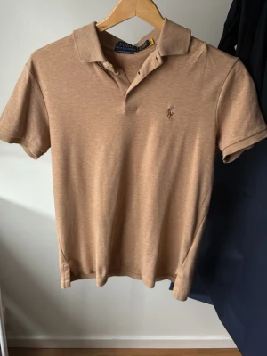 Ralph lauren pike - En snygg och somrig pike i brun/beige färg. Säljer den då den har blivit för liten