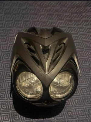Yamaha Slider frontkåpa  - Säljer min frontkåpa till min Yamaha Slider Naked. Flugkåpa som knappt är använd och ser ut som ny (bara lite dammig på bilden). Köpt för 2000 kr men har inte använt sen dess. 