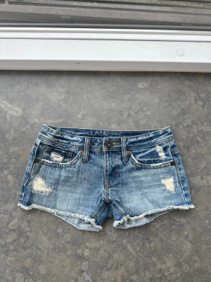 Lågmidjade jeans shorts  - Väldigt snygga shorts som tyvärr inte passar mig och har därför ingen bild på! Midjemått tvärsöver: 37cm Midjehöjd: 17cm💕