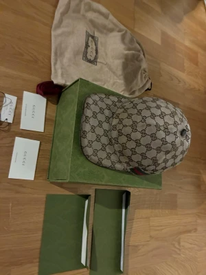 Gucci keps beige - Säljer denna Gucci-keps då den inte längre används. Den är självklart äkta och kommer med alla tillbehör samt kvitto. Modellen säljs inte längre på hemsidan, vilket gör den lite mer unik. Kepsen är i fint skick. Hör gärna av dig vid frågor!  Mvh Edvin