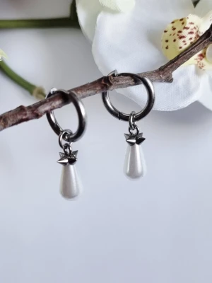 Handgjorda örhängen inspirerade av Maria Nilsdotter  - Material-rostfritt stål.  Längd-3,7cm . 