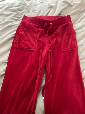 Röda Juicy Couture mjukisbyxor - Fina röda mjukisbyxor från Juicy Couture, storlek m❤️