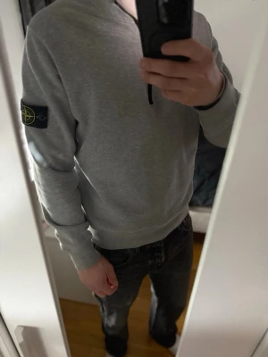 Stone Island halv zip tröja  - Säljer en stilren grå hoodie från Stone Island med halv dragkedja. 