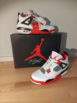 Jordan 4s Fire red - Helt nya och oanvända J4 fire reds, perfekt kvalite!👌 Ser och känns fantastiska, materialet är extremt bra🔥 Og box och tags ingår! Billiga av en anledning (kolla mitt plick namn),Skriv om du har frågor eller om du vill ha mer info eller bilder! Priset är ej hugget i sten💯