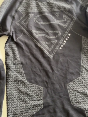 Mörkgrå tröja YoungLA Superman - Tjaba säljer en superman compression från YungLA då jag lyckas få den från droppet. Den är väldigt bra och skön att ha på sig, jag säljer då jag köpte två av den. Priset är inte hugget i sten men inga scam bud