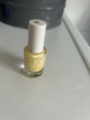 IsaDora nagellack 107 Panna Cotta - Snyggt ljusgult nagellack från IsaDora i nyansen 107 Panna Cotta. Kommer i en klassisk glasflaska med vit kork och har en krämig formula som ger en fräsch och trendig look till naglarna.