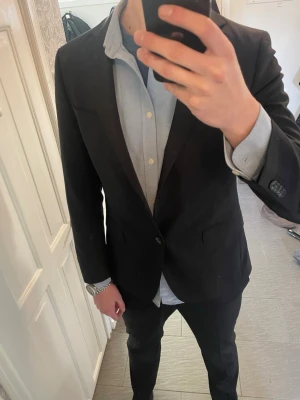 Oscar Jacobsson kostym - Oscar Jacobsson kostym i mycket bra skick, endast använd ca 3 gånger. Kavajen är i storlek 50 medan byxorna är i 52, båda i mörkblå färg. Inköpt för ca 5500kr. Hör av dig vid eventuella frågor.