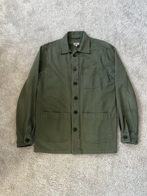 Grön overshirt  - Hej! Säljer denna stilrena och enkla olivgröna overshirten. Nyskick, felfri utan defekter och nytvättad. Perfekt att bära över en T-shirt eller en hoodie! Storleken är Small och jag på bilden är 182cm och väger 68kg. Hör gärna av dig vid minsta intresse av köp! Mvh DS 