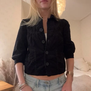 Svart vårjacka - Så fin svart vårjacka med kort ärm och Manchester-material. Perfekt när det blir varmare💗