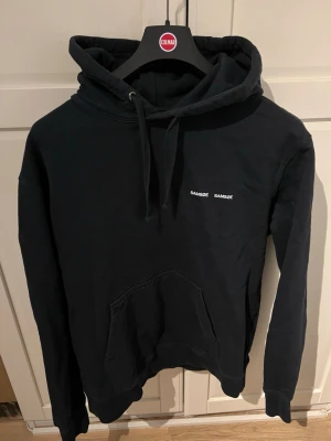  Hoodie från Samsøe Samsøe - Säljer en Mörkblå  hoodie från Samsøe Samsøe med klassisk. Använd 2 gånger, skicket är 10/10. NYPRIS: 1400kr