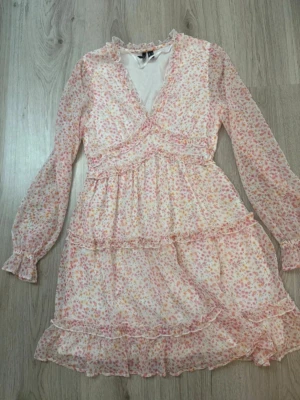 Sommarklänning  - Supersöt klänning från VeroModa, som tyvärr ej kommit till användning. Klänningen har även insydd ”kjol” nertill men inget som syns utåt. Superfin nu till sommaren!🌸💗  Pris går att diskuteras!😇