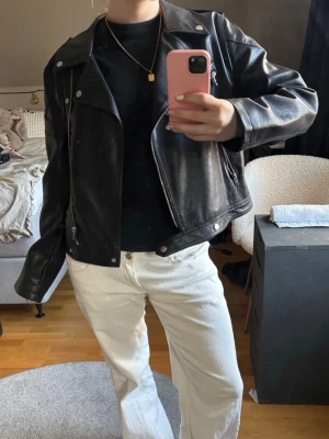 Skinnjacka - Snygg svart skinnjacka  med silvriga dragkedjor och knappar💗 Priset är diskuterbart vid snabb affär🥰