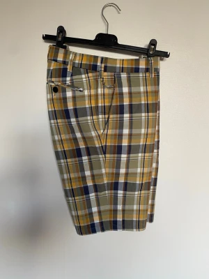 Shorts från MEYER  - Snygga rutiga bermudashorts från MEYER i storlek 48.