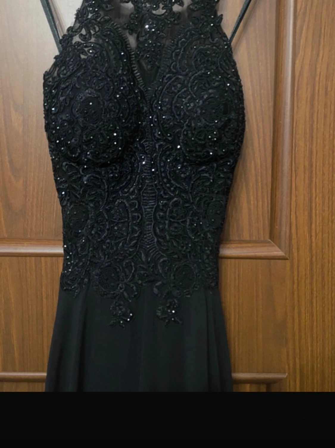 Svart långklänning med spetsdetaljer