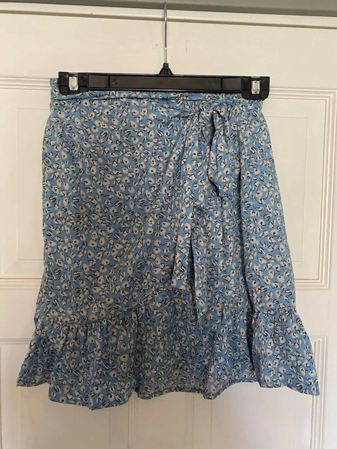 Blommig blå omlottkjol med volang