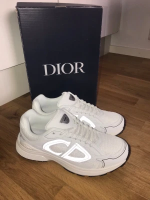 B30 Vit  -  Helt nya , Box medföljer 