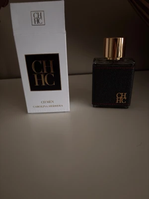 CH Men parfym från Carolina Herrera 50 ml - CH Men från Carolina Herrera är en elegant herrparfym i en stilren, med läderdetalj och guldfärgat lock. Söt, fräsch manlig doft. Har använt max 2 sprut!