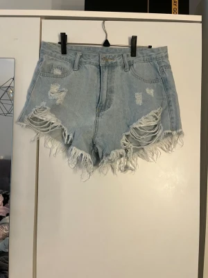 Shorts från Zara  - Säljer ett par jätte fina shorts från Zara i storlek M, lappen är borta så ni vet men köpte dom förra sommaren men var lite förstora för mig. Aldrig använda. Skriv för mer frågor💕💕💕 