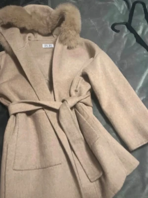 Pälskappa fråm Furstockholm  - Säljer min päls kappa som är köpt från furstockholm. Den har endast päls på luvan inte på armarna. Den är helt ny har aldrig använts. Säljer den för jag råkade köpa fel färg och så har aldrig använt den. Pris kan diskuteras ENDAST vid snabb affär. Äkta päls! Prislapp kvar 