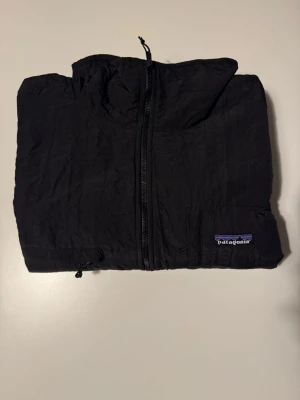 Patagonia, Hybrid jacka, svart, XL, herr - Patagonia Hybrid i svart. Heldragkedja, teknisk passform för friluftsliv. Mycket gott skick.  Skicka mig gärna era erbjudanden
