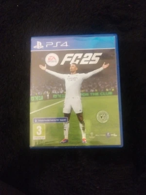 EA Sports FC25 till PS4 - Säljer spelet EA Sports FC25 till PlayStation 4. Omslaget är blått och spelet har fotbollstema med en spelare i vitt matchställ på framsidan. Perfekt för dig som gillar sportspel och vill spela fotbollsmatcher digitalt.