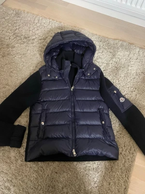 Mörkblå Moncler cardigan  - Jag säljer en marinblå moncler jacka i ett väldigt fint skick. Jackan är knappt använd, förutom fåtal gånger. 💙💙 Priset är såklart förhandlingsbart. 💙💙