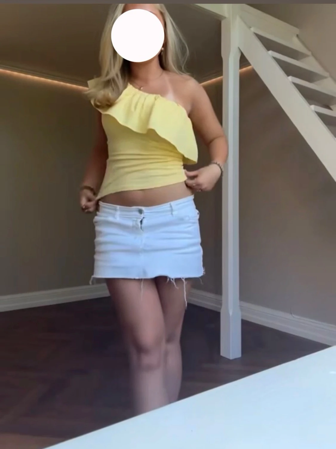 Gul oneshoulder topp med volang