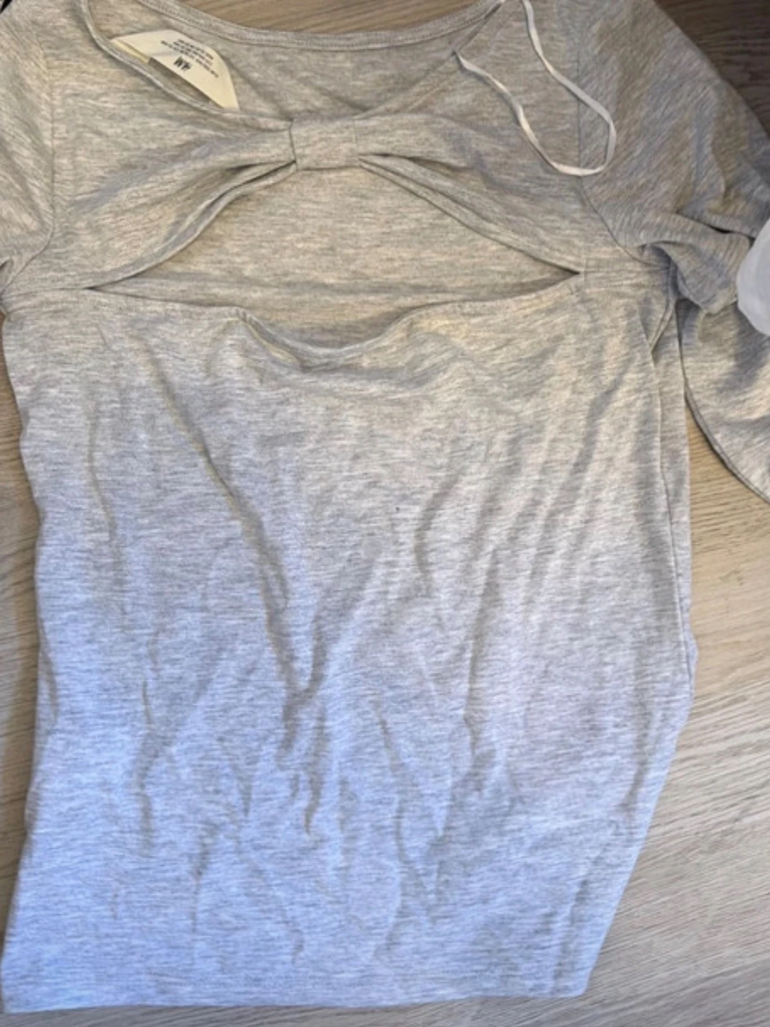 Ljusgrå topp med cut out från H&M - 1